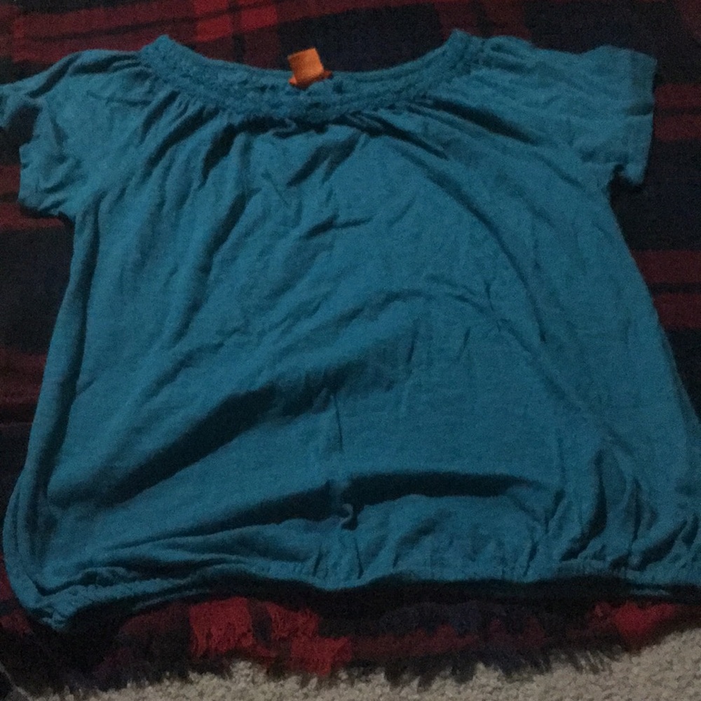 Short sleeve shirt.
